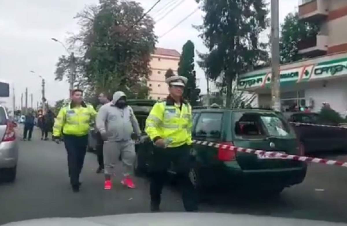 VIDEO / Scandal uriaş în faţa unei secţii de poliţie! S-au bătut cu topoarele în stradă