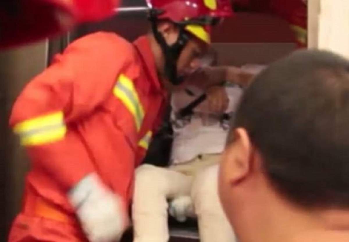 Pompierii au fost chemaţi pentru a salva o femeie şi un bebeluş blocaţi în lift! Au avut un şoc când au ajuns şi i-au găsit aşa