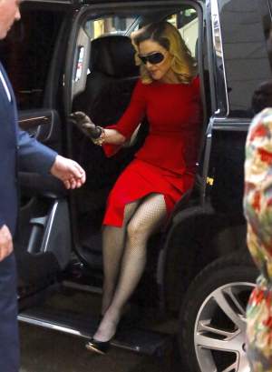 FOTO / "Lady in red" la 59 de ani! Madonna încearcă, dar greu reuşeşte să îşi mascheze vârsta