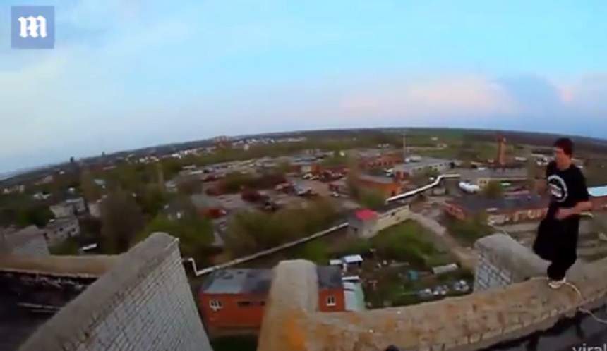 VIDEO / Îţi stă inima în loc! S-a filmat în timp ce sare de pe o clădire de nouă etaje pe alta. Imaginile-s virale