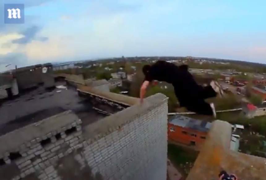 VIDEO / Îţi stă inima în loc! S-a filmat în timp ce sare de pe o clădire de nouă etaje pe alta. Imaginile-s virale