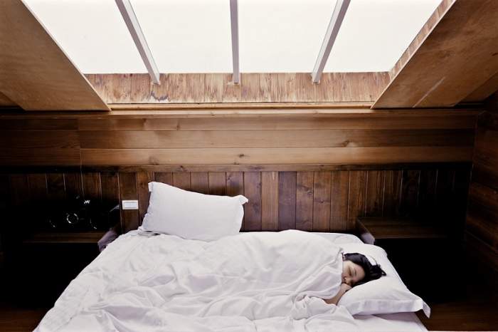 ÎNTREBAREA ZILEI: De ce ar trebui să te ridici din pat mereu doar pe partea stângă?