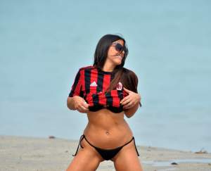 FOTO HOT / Imagini interzise cardiacilor! Claudia Romani, şedinţă foto în bikini minusculi