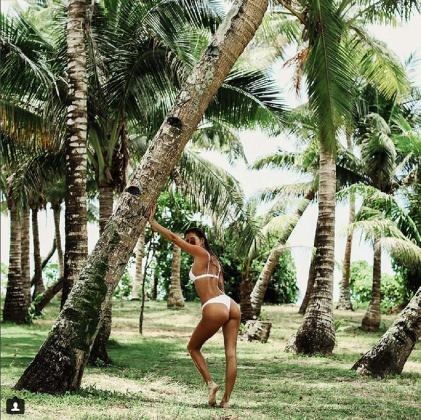 VIDEO & FOTO / O vedetă a pozat GOALĂ pe plajă! Tot în costumul Evei a făcut şi cuba diving