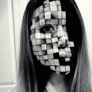 FOTO / O fată creează iluzii optice care te sperie de moarte! Tu ce spui? Ai încerca asta?