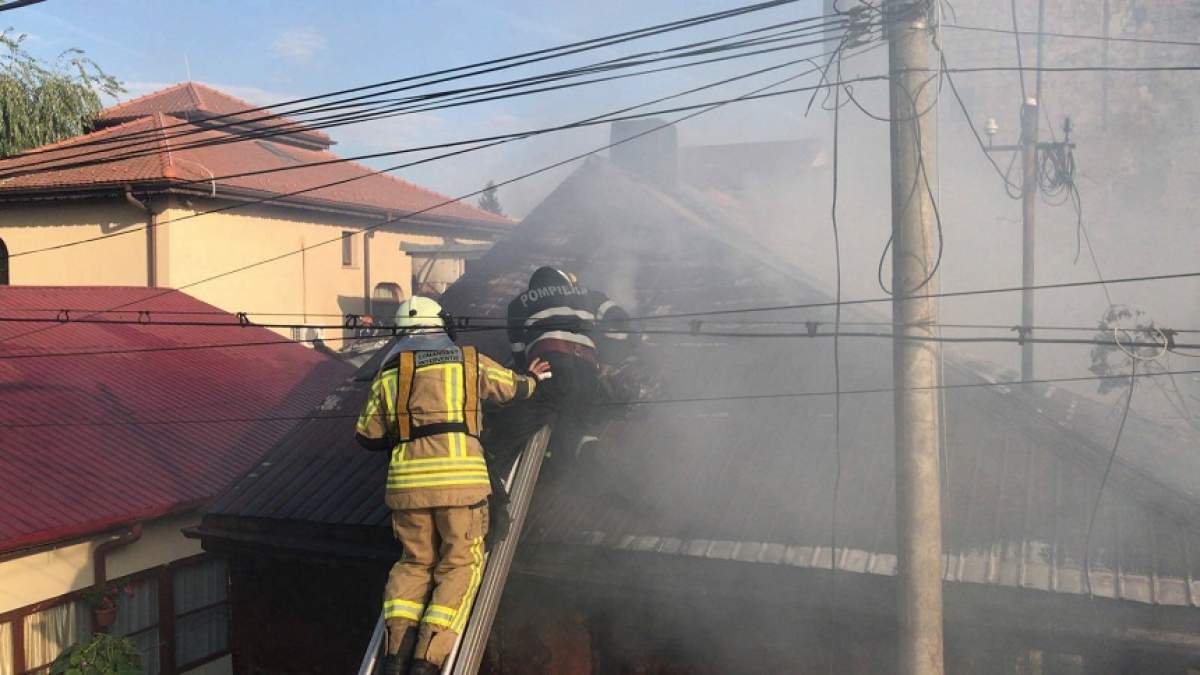 FOTO / Incendiu puternic în București! Focul a făcut scrum două case. Pompierii au intervenit de urgență