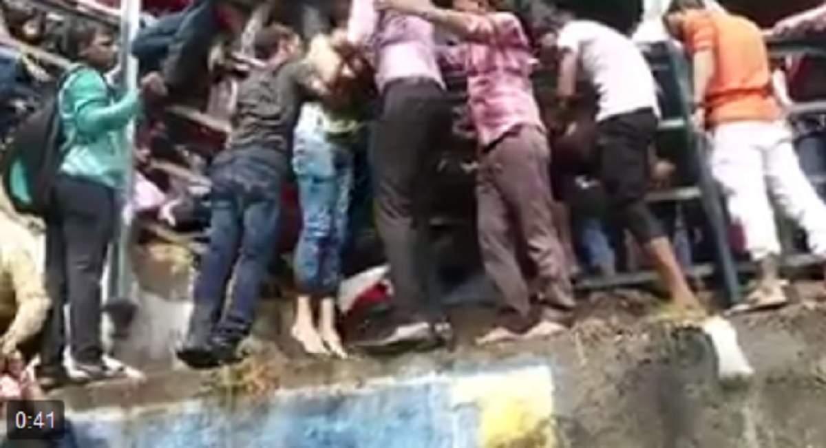 VIDEO / Incident tragic într-o gară din India! Cel puțin 22 oameni au murit, iar alţi 30 au fost grav răniţi