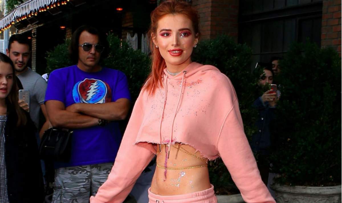 FOTO / După ce a anunţat că e bisexuală, Bella Thorne a pozat GOALĂ! Ce i-a cerut fotografului: "Nu sunt perfectă"