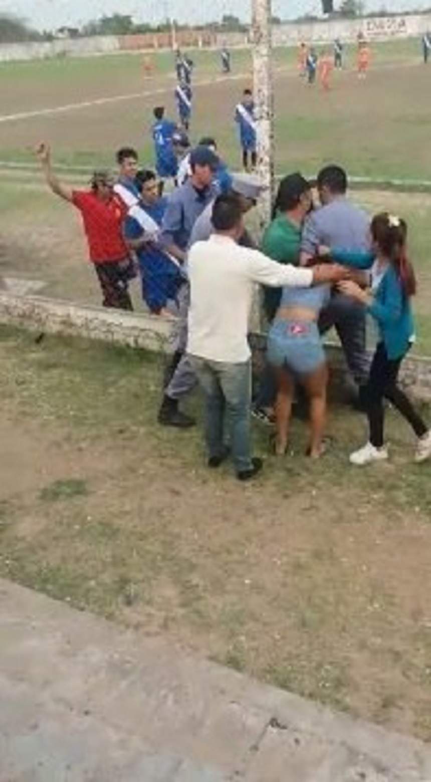 VIDEO / Aşa ceva se vede rar! Două fane s-au bătut din cauza unui fotbalist pe care îl iubeau!