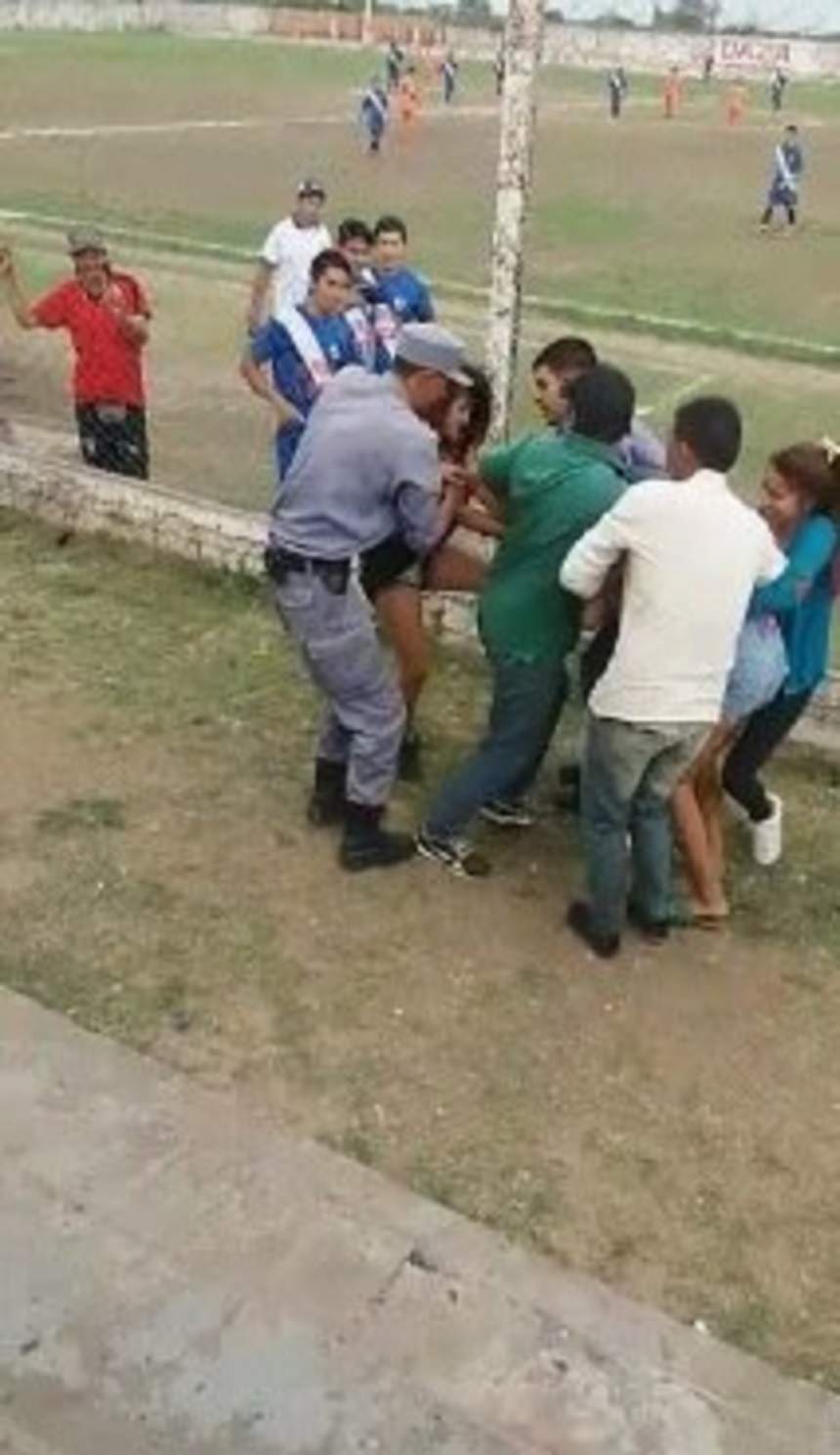 VIDEO / Aşa ceva se vede rar! Două fane s-au bătut din cauza unui fotbalist pe care îl iubeau!