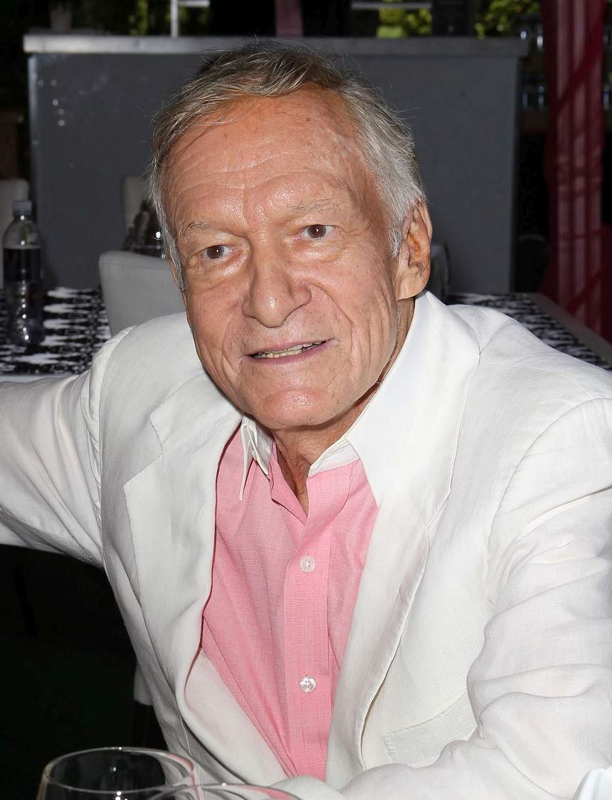 FOTO / Hugh Hefner şi-a ales locul de veci pe sprânceană! Lângă cine a fost înmormântat fondatorul Playboy