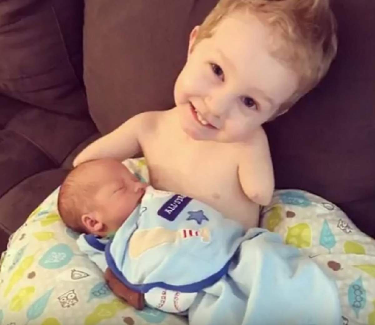 VIDEO / Emoţionant! Un bebeluş fără mâini şi picioare are grijă de fratele său. Oamenii au rămas impresionaţi