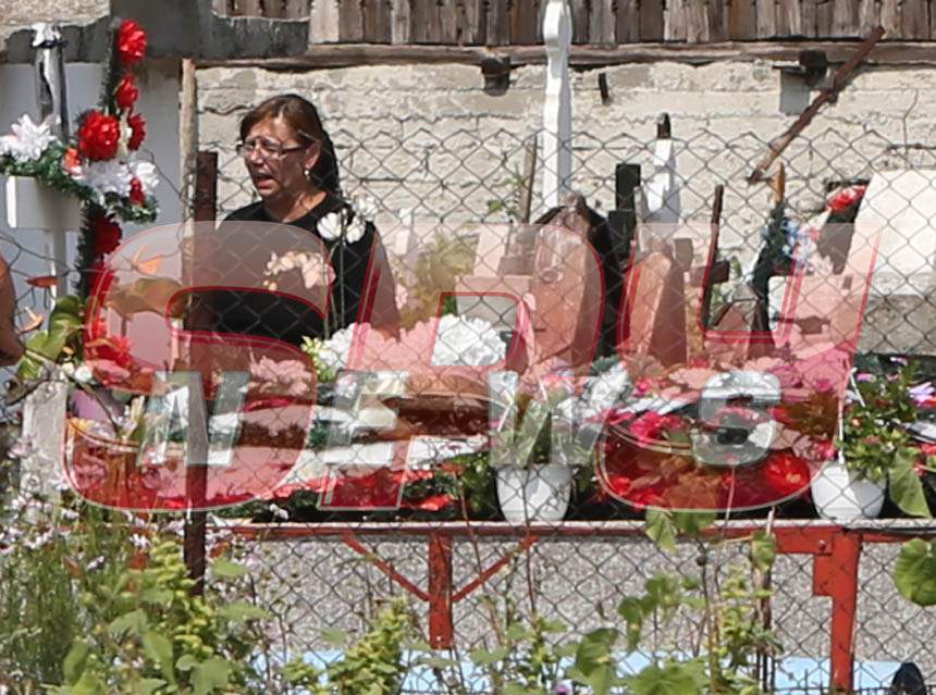 Imagini EXCLUSIVE cu mama Denisei, la pomana de 40 de zile a artistei! Ce spune sărmana femeie despre viitorul ei