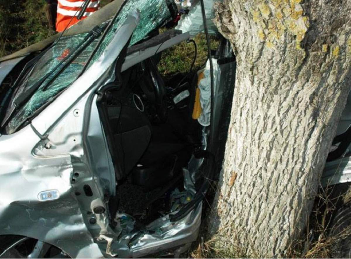 Accident grav în Suceava! Doi tineri au murit după ce s-au izbit cu maşina de un copac