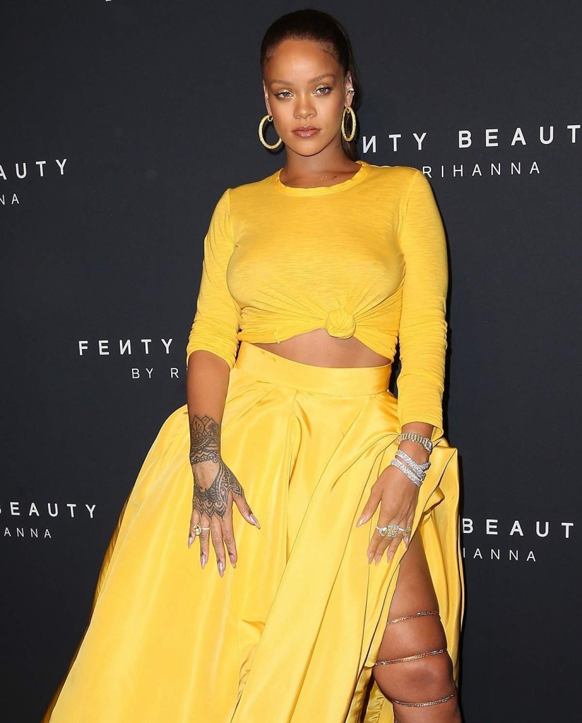 FOTO / E celebră şi dezinvoltă! Rihanna a defilat foarte HOT, cu sfârcurile la vedere