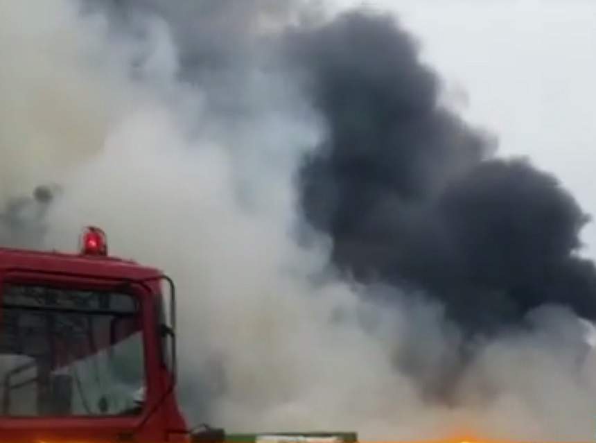 VIDEO / Incendiu de proporţii în Timişoara, într-o zonă cu deşeuri toxice! Flăcările puternice au atins 4 metri înălţime