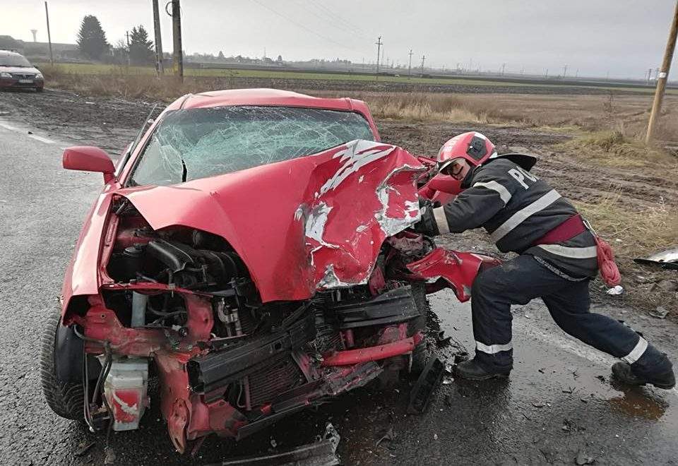 FOTO / Două mașini s-au izbit din plin, pe un drum din Covasna. O persoană a murit, alte cinci sunt în stare gravă