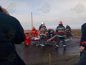 FOTO / Două mașini s-au izbit din plin, pe un drum din Covasna. O persoană a murit, alte cinci sunt în stare gravă