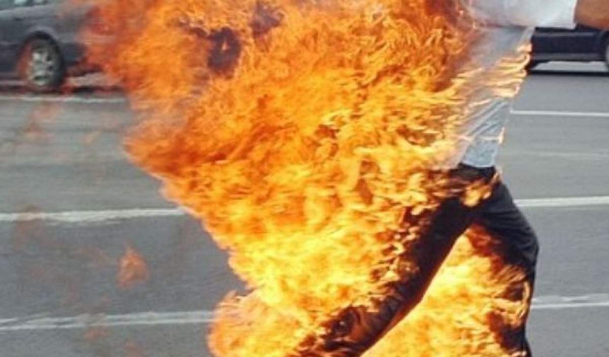 Un bărbat şi-a dat foc în plină stradă. Motivul gestului său este teribil