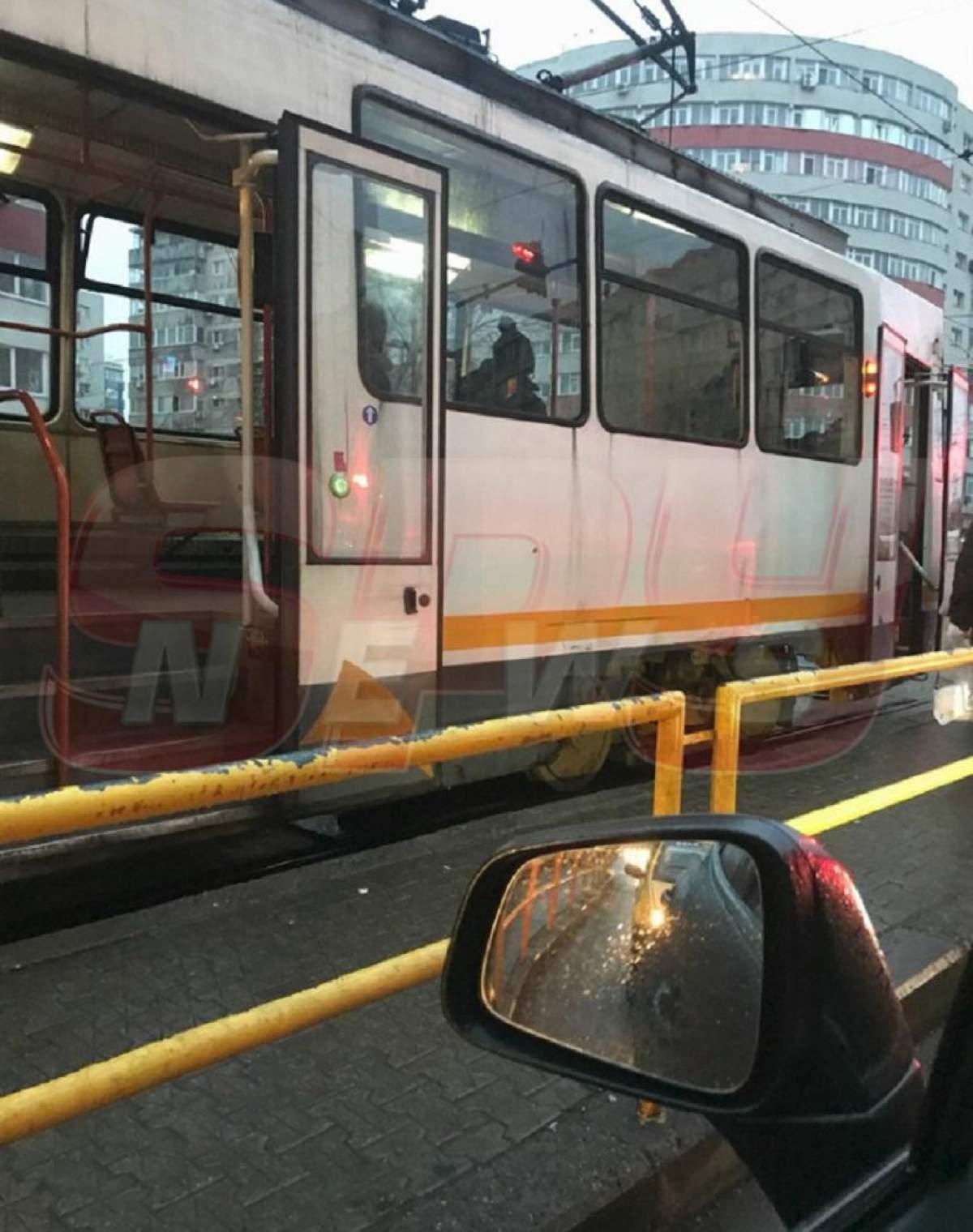 VIDEO / Accident pe şinele de tramvai, în Bucureşti! Circulaţia e blocată