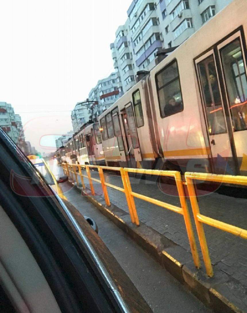 VIDEO / Accident pe şinele de tramvai, în Bucureşti! Circulaţia e blocată