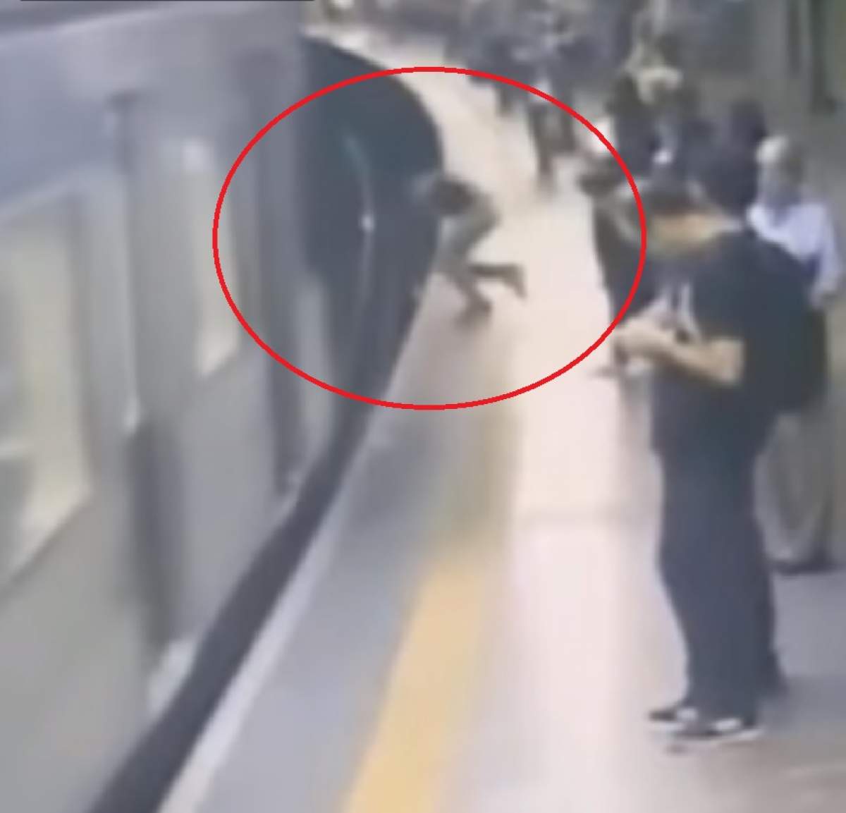 VIDEO / Imagini şocante! O tânără de 23 de ani a fost împinsă în faţa metroului exact când trenul intra în staţie