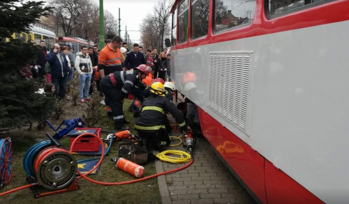 FOTO / Fetiţă de 12 ani, prinsă sub tramvai, în Arad. Eleva a trecut strada pe roşu şi era cu ochii în telefon