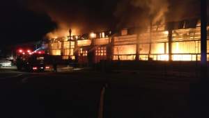 FOTO / Incendiu devastator în Tulcea! 13 autobuze au ars