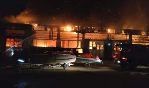 FOTO / Incendiu devastator în Tulcea! 13 autobuze au ars