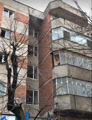 Incendiu puternic într-un bloc din Bucureşti! Toate persoanele sunt evacuate