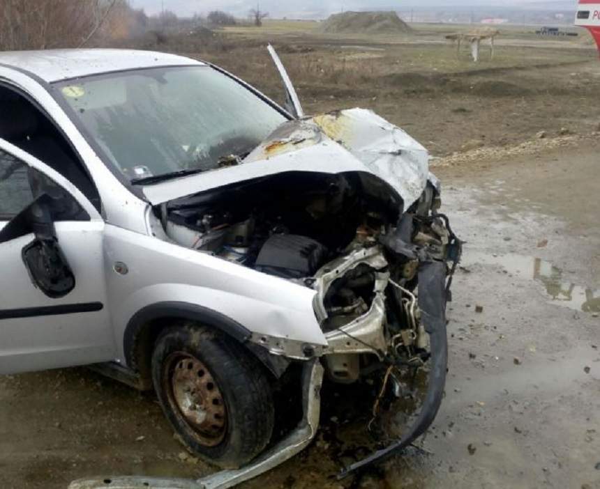 FOTO / Accident grav în Huşi! O fată de 18 ani s-a izbit de un gard şi un copac, apoi maşina i-a luat foc