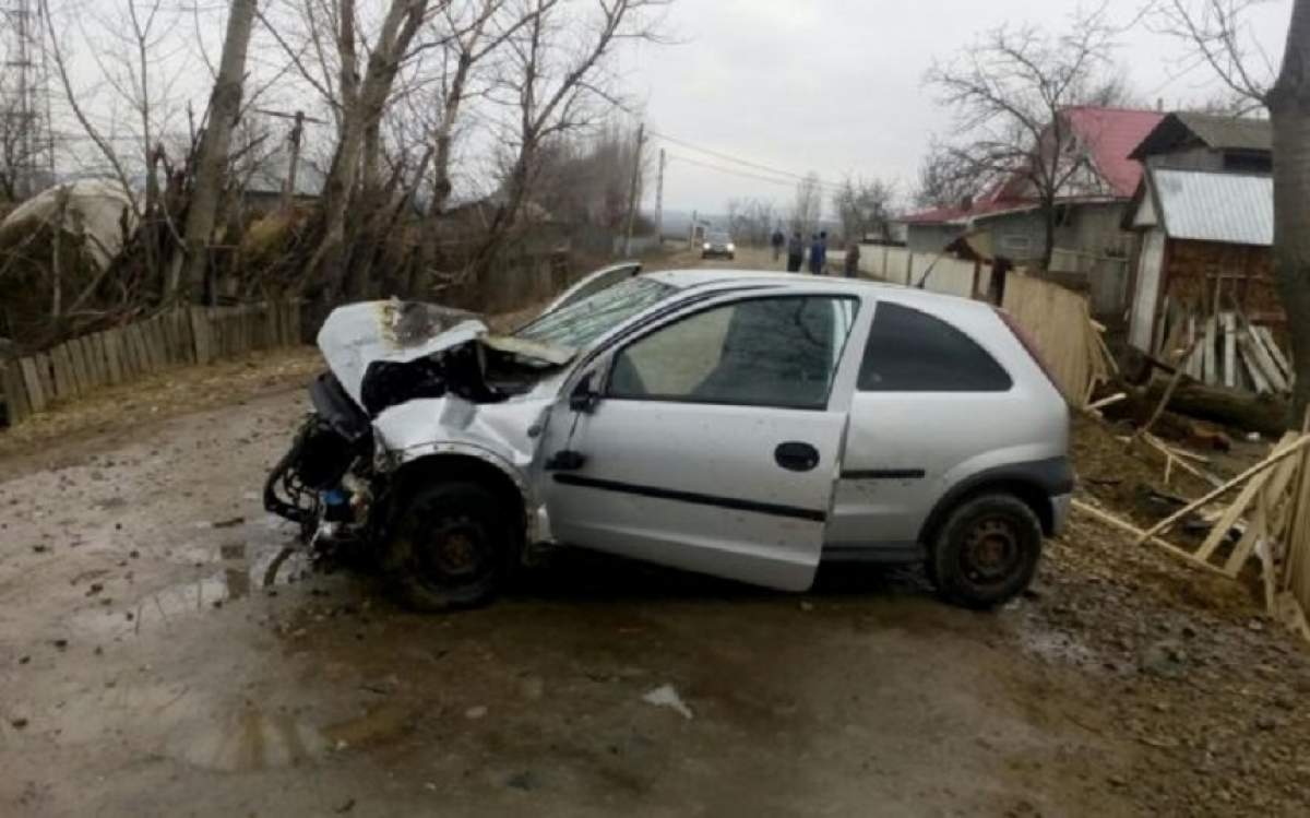 FOTO / Accident grav în Huşi! O fată de 18 ani s-a izbit de un gard şi un copac, apoi maşina i-a luat foc