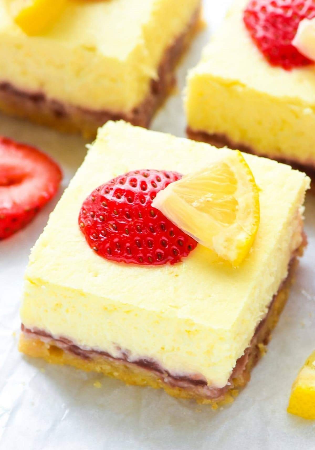 Cheesecake cu lămâie şi căpşuni