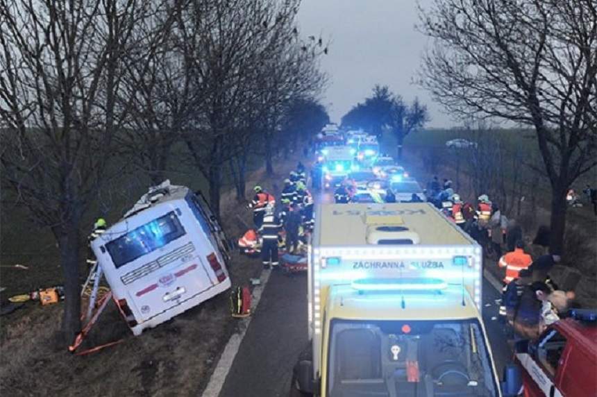 VIDEO / Impact devastator între un autobuz şi o maşină. Sunt cel puţin 3 morţi şi 45 de răniţi