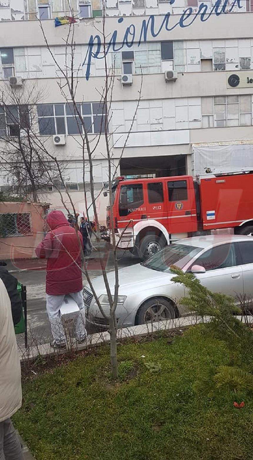 FOTO / ULTIMA ORĂ! Un incendiu a izbucnit la clubul Colectiv, acolo unde au murit 65 de tineri! Pompierii şi poliţiştii sunt în alertă!