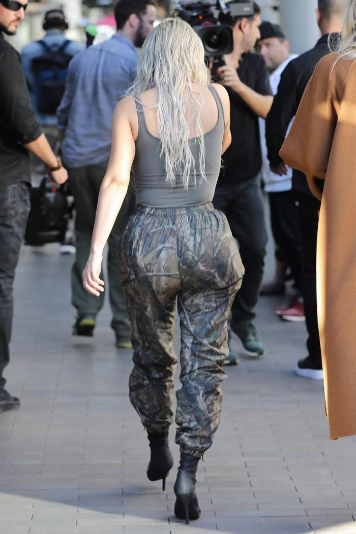 FOTO / Apariţie năucitoare a lui Kim Kardashian la mall! A renunţat la lenjeria intimă şi a început să lingă suav din îngheţată