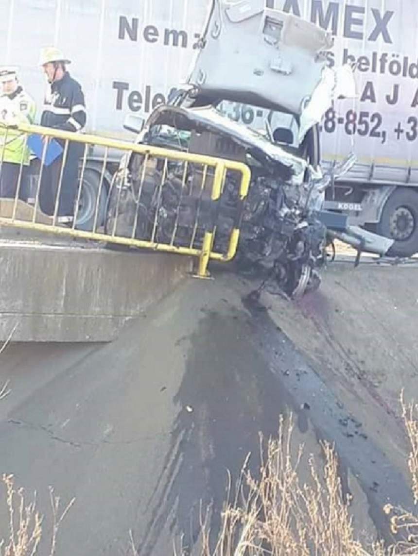 FOTO / A murit pe loc! Un tânăr de 21 de ani a fost strivit, după ce s-a izbit de un TIR