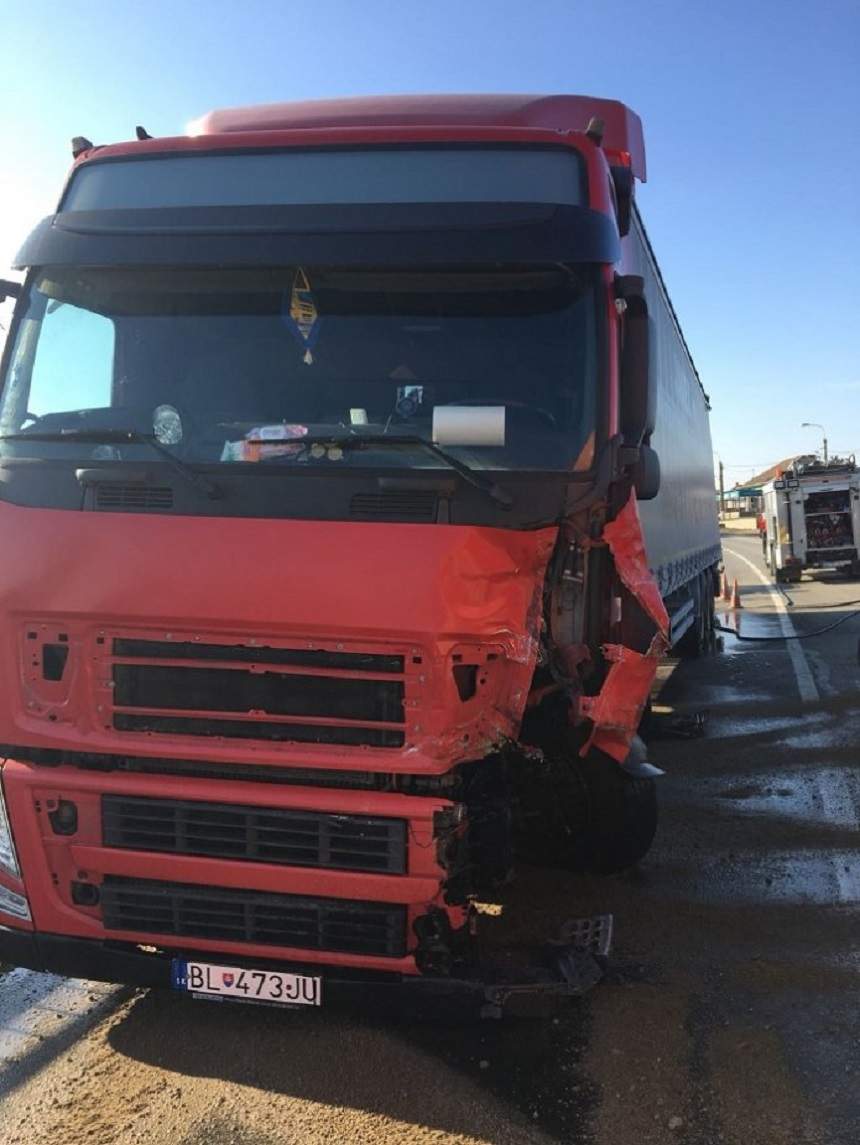 FOTO / A murit pe loc! Un tânăr de 21 de ani a fost strivit, după ce s-a izbit de un TIR