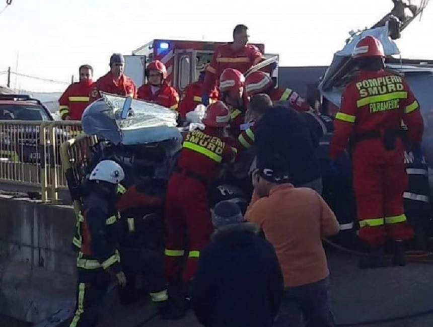 FOTO / A murit pe loc! Un tânăr de 21 de ani a fost strivit, după ce s-a izbit de un TIR