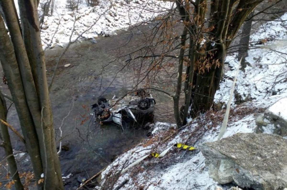 O maşină a ajuns în râul Jiu după ce a plonjat de la 15 metri înălţime. Doi bărbaţi şi-au pierdut viaţa