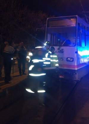 Ultima oră: O persoană a fost prinsă sub tramvai în Capitală