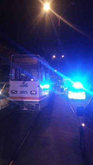 Ultima oră: O persoană a fost prinsă sub tramvai în Capitală