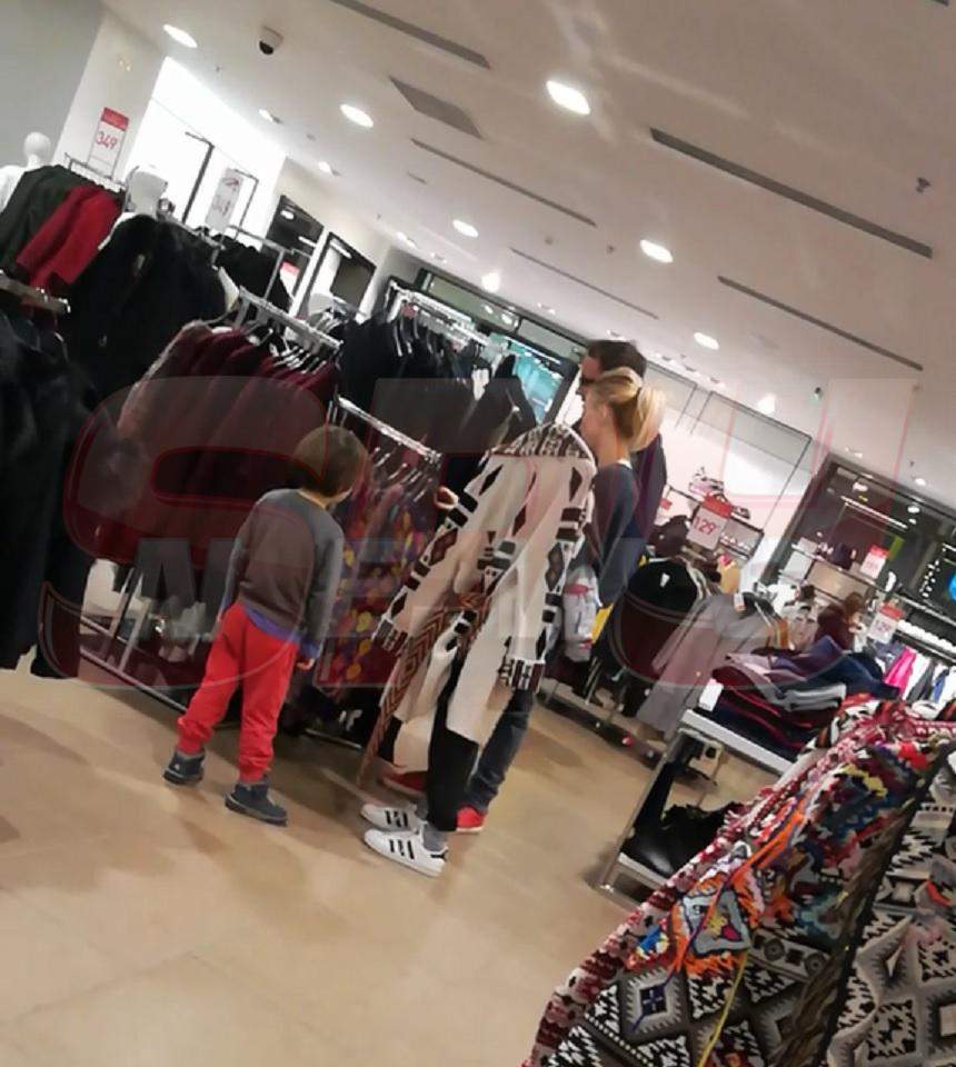 VIDEO PAPARAZZI / E celebru, dar nu mişcă în front în faţa nevestei! Cum e ţinut din scurt un artist de la noi