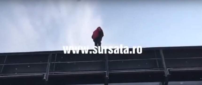 VIDEO / Scene de groază în Piteşti! S-a urcat pe un pod şi ameninţă că se aruncă