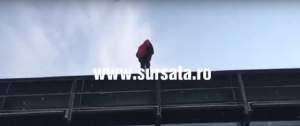 VIDEO / Scene de groază în Piteşti! S-a urcat pe un pod şi ameninţă că se aruncă