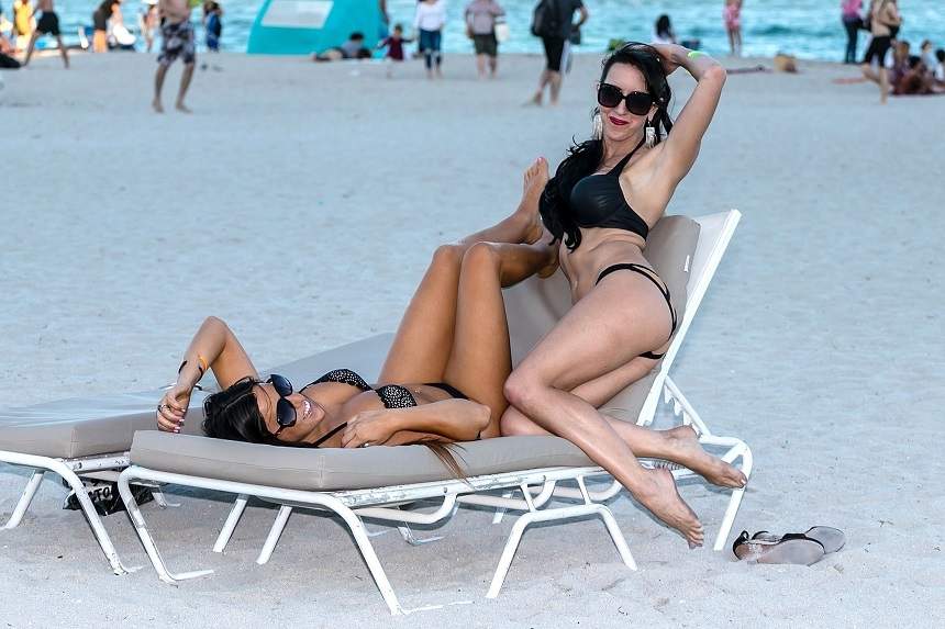 FOTO / S-a pus în cap ca să le facă bărbaţilor pe plac! Claudia Romani a făcut-o „lată” pe plajă, lăfăindu-se în poziţii interzise cardiacilor