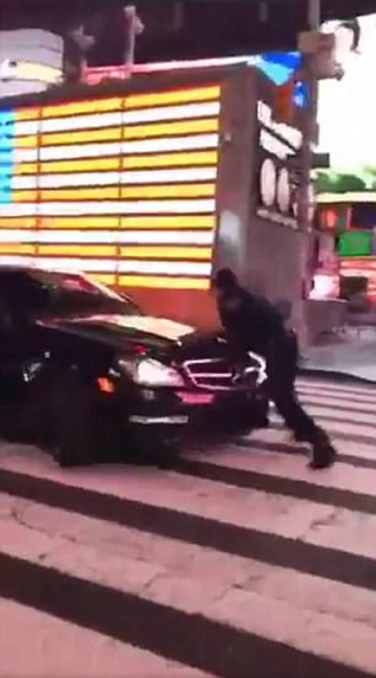 VIDEO VIRAL / Poliţist lovit de un bolid de lux! Motivul accidentării este năucitor