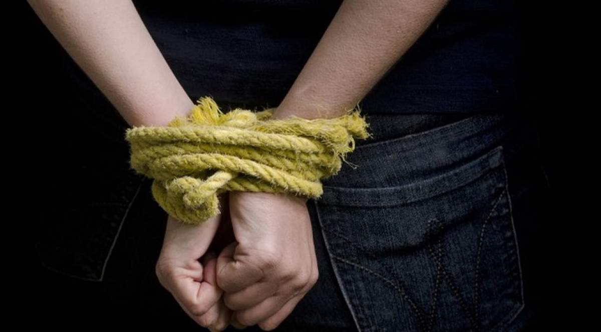 VIDEO / Caz surprins din filmele de groază. 13 fraţi, sechestraţi în lanţuri de proprii părinţi. Cum au reuşit să scape