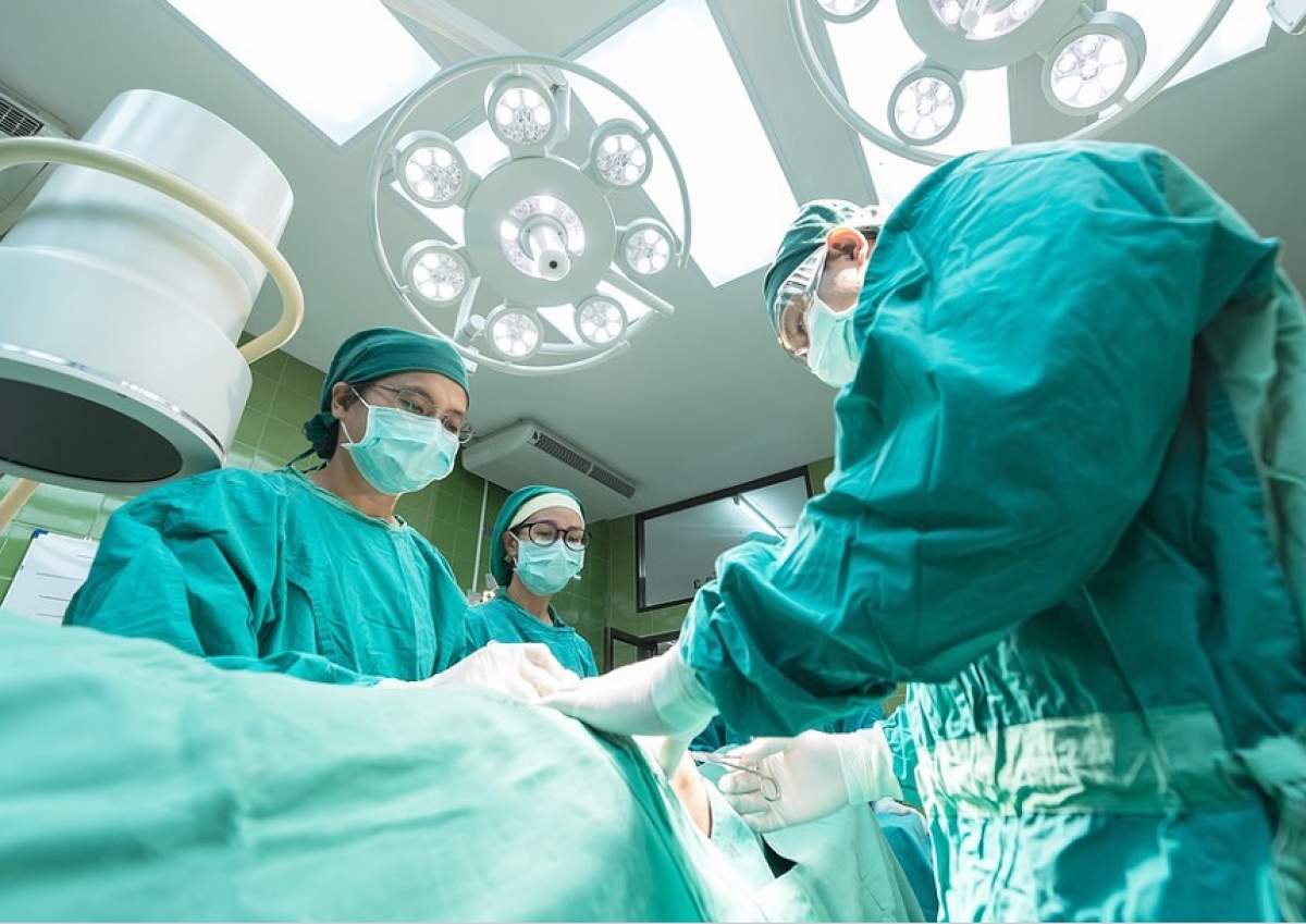 O femeie a rămas fără mâini, după ce a încercat să hrănească un câine! După cât timp a ajuns la spital