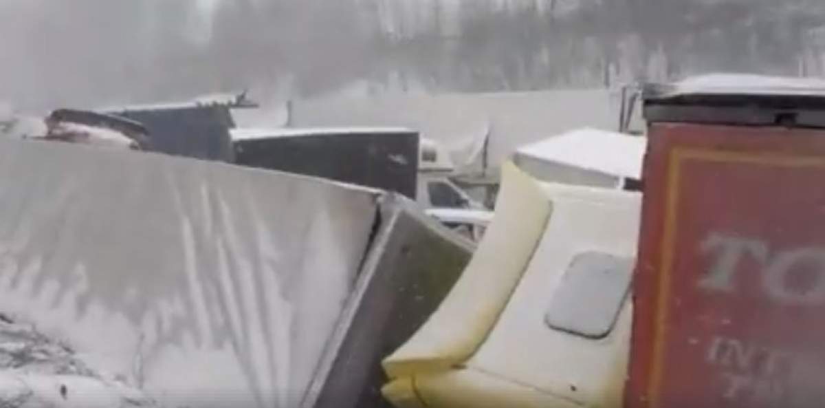 VIDEO / Accident teribil din cauza zăpezii. Peste 10 TIR-uri şi două maşini implicate. Imaginile te lasă fără cuvinte